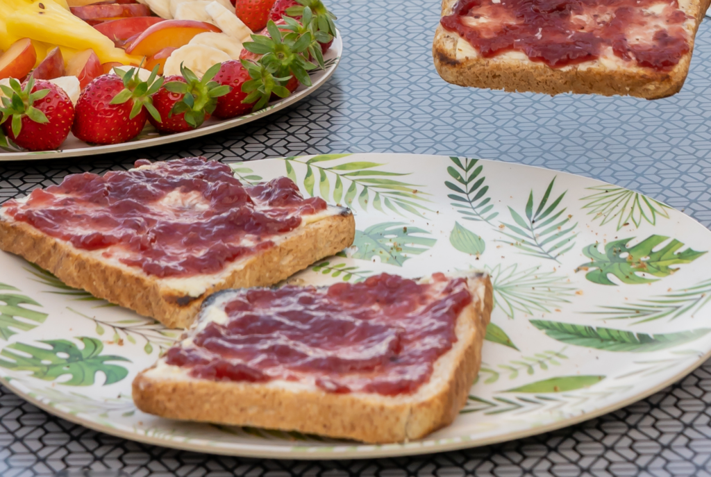Tostada acompañada de ensalada fresca en plato decorado